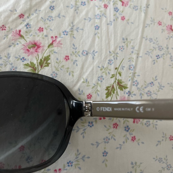 Women Fendi sunglasses with case main image 7